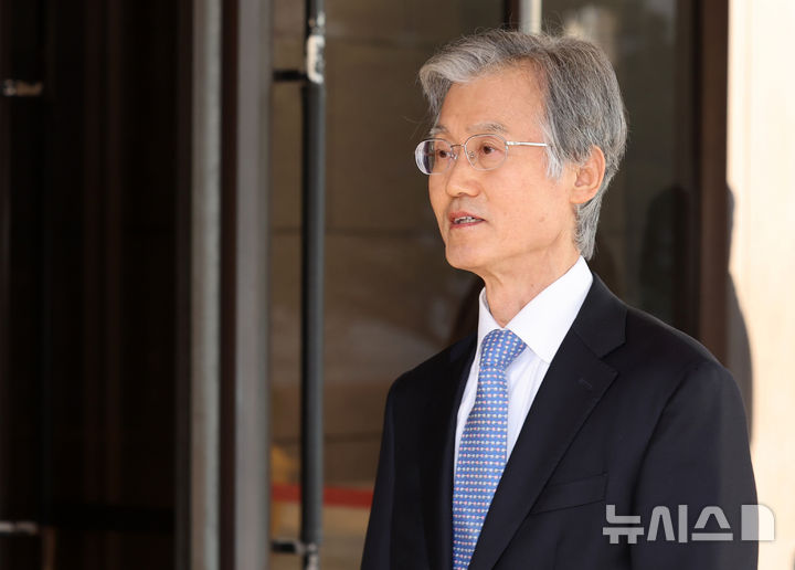 [서울=뉴시스] 이영환 기자 = 조희대 대법원장이 12일 오전 서울 서초구 대법원으로 출근하며 취재진의 질문에 답하고 있다.지난 11일 국회 법제사법위원회 전체회의에서 대법원이 확정한 판결에 대해서도 헌법소원을 할 수 있도록 한 ‘재판소원법’(헌법재판소법 개정안)과 대법관 수를 늘리는 ‘대법관 증원법’(법원조직법 개정안)이 더불어민주당 주도로 통과 됐다. 2026.02.12. 20hwan@newsis.com