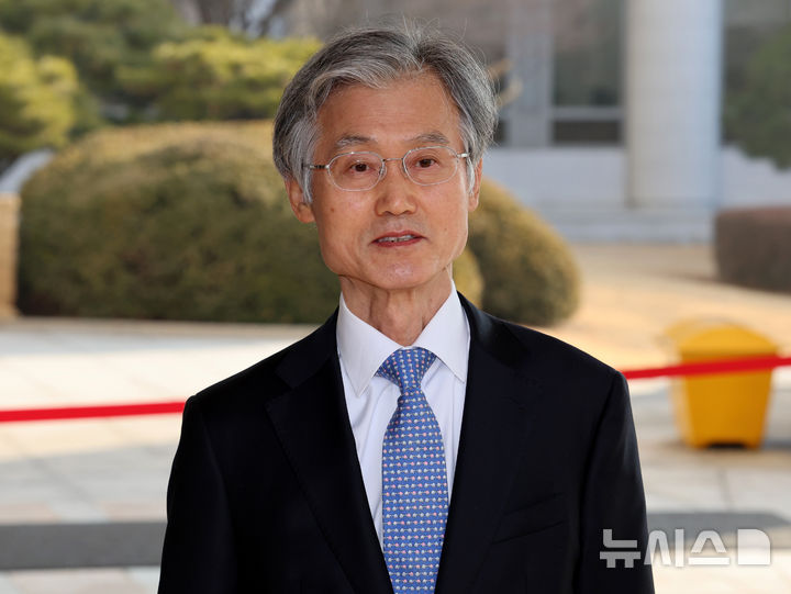 [서울=뉴시스] 이영환 기자 = 조희대 대법원장이 12일 오전 서울 서초구 대법원으로 출근하며 취재진의 질문에 답하고 있다.지난 11일 국회 법제사법위원회 전체회의에서 대법원이 확정한 판결에 대해서도 헌법소원을 할 수 있도록 한 ‘재판소원법’(헌법재판소법 개정안)과 대법관 수를 늘리는 ‘대법관 증원법’(법원조직법 개정안)이 더불어민주당 주도로 통과 됐다. 2026.02.12. 20hwan@newsis.com