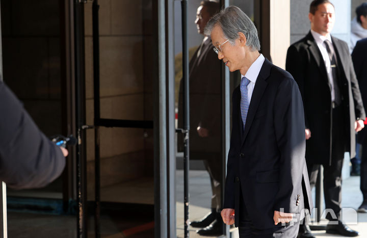 [서울=뉴시스] 이영환 기자 = 조희대 대법원장이 12일 오전 서울 서초구 대법원으로 출근하며 취재진의 질문에 답한 후 이동하고 있다.지난 11일 국회 법제사법위원회 전체회의에서 대법원이 확정한 판결에 대해서도 헌법소원을 할 수 있도록 한 ‘재판소원법’(헌법재판소법 개정안)과 대법관 수를 늘리는 ‘대법관 증원법’(법원조직법 개정안)이 더불어민주당 주도로 통과 됐다. 2026.02.12. 20hwan@newsis.com