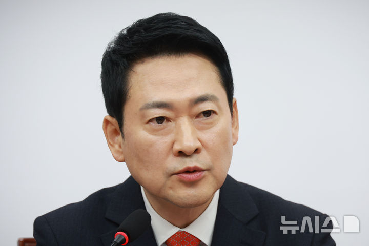 [서울=뉴시스] 고승민 기자 = 장동혁 국민의힘 대표가 12일 서울 여의도 국회에서 열린 최고위원회의에서 발언하고 있다. 2026.02.12. kkssmm99@newsis.com