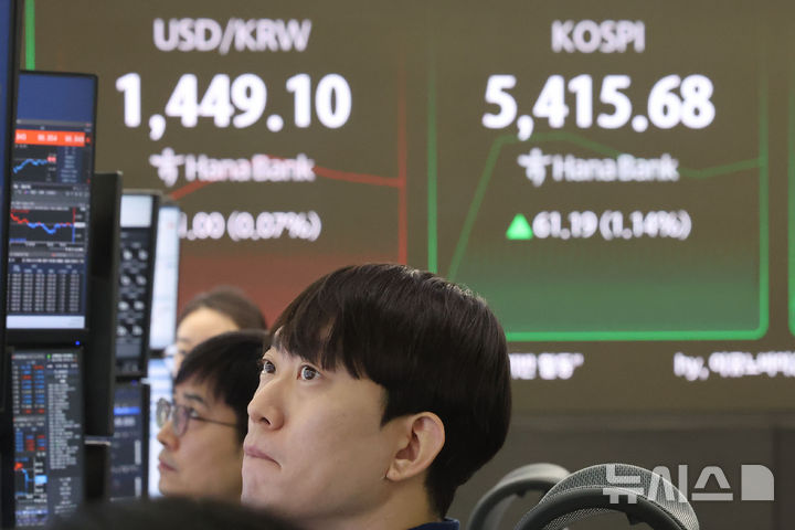 [서울=뉴시스] 권창회 기자 = 12일 오전 서울 중구 하나은행 딜링룸에서 딜러들이 업무를 보고 있다. 코스피가 전 거래일 대비 70.90포인트(1.32%) 상승한 5425.39에 출발했다. 원달러 환율은 1.5원 내린 1448.6원으로, 코스닥지수는 7.68포인트(0.69%) 오른 1122.55에 거래를 시작했다. 2026.02.12. kch0523@newsis.com