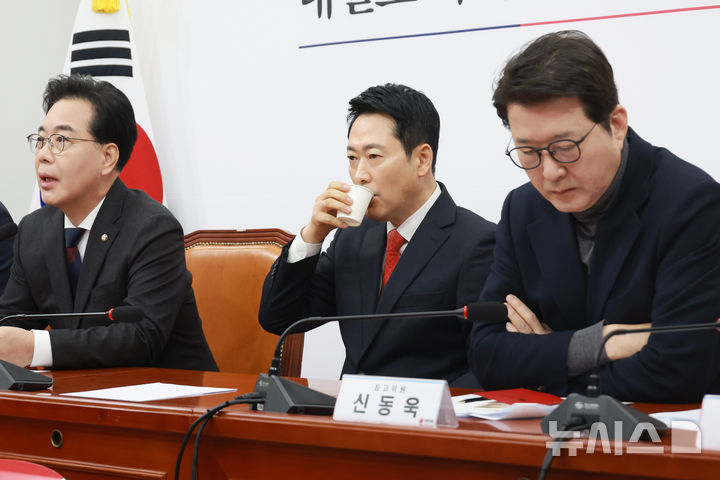 [서울=뉴시스] 고승민 기자 = 장동혁 국민의힘 대표가 12일 서울 여의도 국회에서 열린 최고위원회의에서 물을 마시고 있다. 2026.02.12. kkssmm99@newsis.com