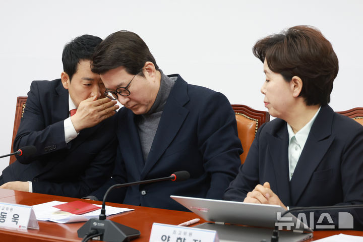 [서울=뉴시스] 고승민 기자 = 장동혁 국민의힘 대표와 신동욱 최고위원이 12일 서울 여의도 국회에서 열린 최고위원회의에서 대화하고 있다. 2026.02.12. kkssmm99@newsis.com