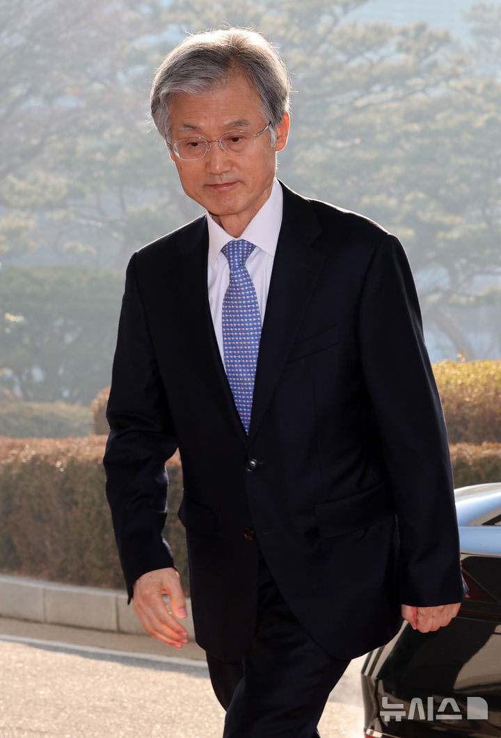 [서울=뉴시스] 이영환 기자 = 조희대 대법원장이 12일 오전 서울 서초구 대법원으로 출근하고 있다.지난 11일 국회 법제사법위원회 전체회의에서 대법원이 확정한 판결에 대해서도 헌법소원을 할 수 있도록 한 ‘재판소원법’(헌법재판소법 개정안)과 대법관 수를 늘리는 ‘대법관 증원법’(법원조직법 개정안)이 더불어민주당 주도로 통과 됐다. 2026.02.12. 20hwan@newsis.com