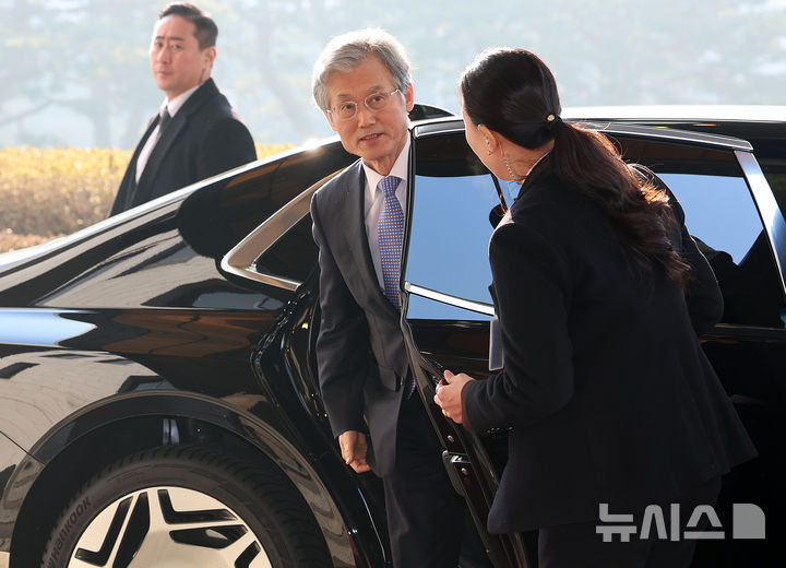 [서울=뉴시스] 이영환 기자 = 조희대 대법원장이 12일 오전 서울 서초구 대법원으로 출근하고 있다.지난 11일 국회 법제사법위원회 전체회의에서 대법원이 확정한 판결에 대해서도 헌법소원을 할 수 있도록 한 ‘재판소원법’(헌법재판소법 개정안)과 대법관 수를 늘리는 ‘대법관 증원법’(법원조직법 개정안)이 더불어민주당 주도로 통과 됐다. 2026.02.12. 20hwan@newsis.com