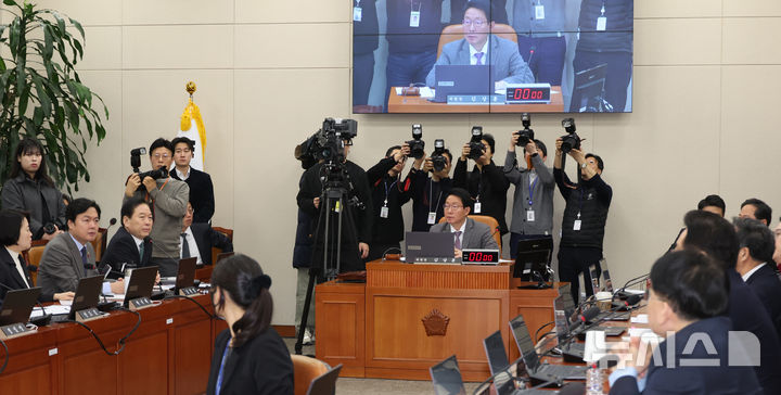 [서울=뉴시스] 김금보 기자 = 국회 대미투자특별법처리를위한특별위원회 여여 의원들이 12일 오전 서울 여의도 국회에서 열린 첫 전체회의에서 비공개 전환 여부를 두고 논쟁하고 있다. 2026.02.12. kgb@newsis.com
