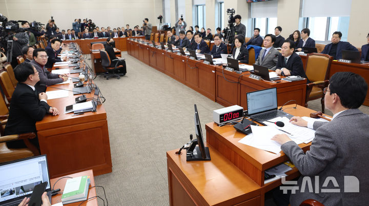 [서울=뉴시스] 김금보 기자 = 국회 대미투자특별법처리를위한특별위원회 여여 의원들이 12일 오전 서울 여의도 국회에서 열린 첫 전체회의에서 비공개 전환 여부를 두고 논쟁하고 있다. 2026.02.12. kgb@newsis.com