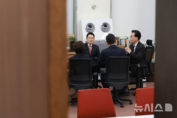 [서울=뉴시스] 고승민 기자 = 국민의힘 장동혁 대표와 송언석 원내대표, 최고위원 등 관계자들이 12일 서울 여의도 국회에서 청와대 오찬 관련 비공개 회의를 하고 있다. 2026.02.12. kkssmm99@newsis.com