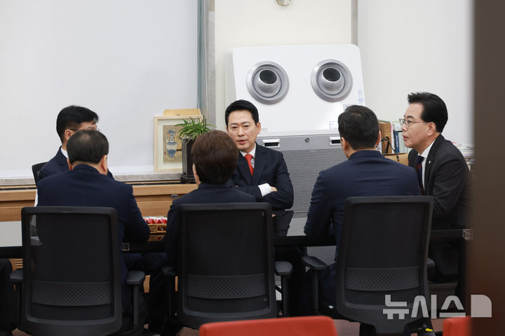 [서울=뉴시스] 고승민 기자 = 국민의힘 장동혁 대표와 송언석 원내대표, 최고위원 등 관계자들이 12일 서울 여의도 국회에서 청와대 오찬 관련 비공개 회의를 하고 있다. 2026.02.12. kkssmm99@newsis.com