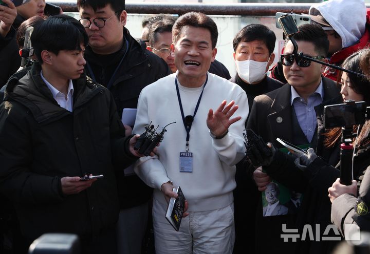 '李명예훼손' 전한길 첫 피의자 조사…"백악관 초청받아, 도주 안 해"