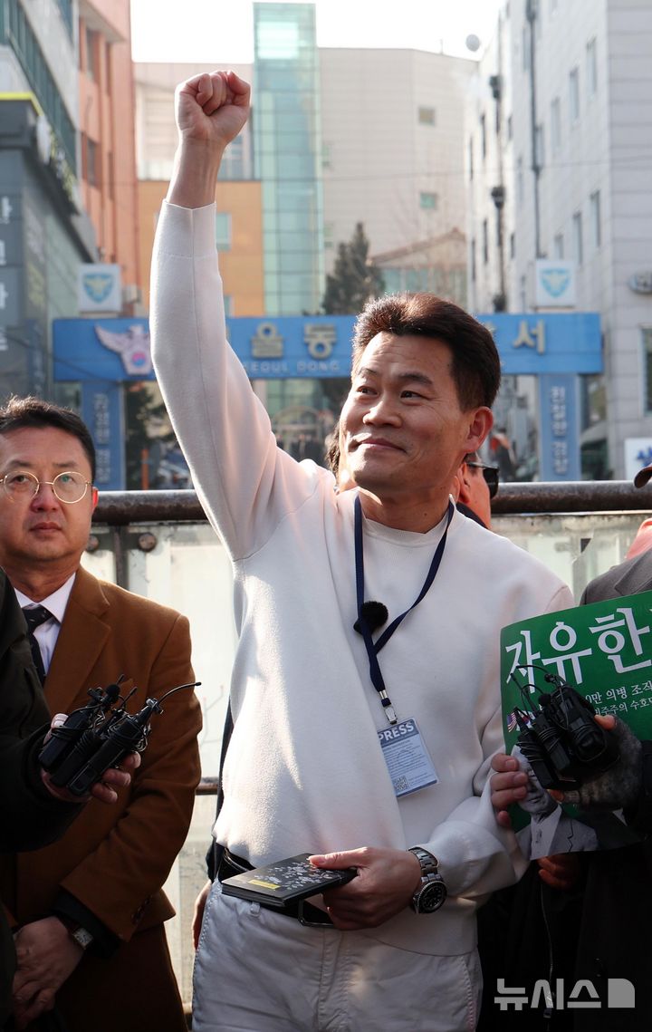 [서울=뉴시스] 김진아 기자 = 이재명 대통령과 김현지 청와대 제1부속실장에 대한 허위 사실을 유포한 혐의로 고발된 한국사 강사 출신 보수 유튜버 전한길 씨가 12일 동작경찰서에 피의자 신분으로 출석하기 앞서 서울 노량진역 광장에서 기자회견을 하고 있다. 2026.02.12. bluesoda@newsis.com