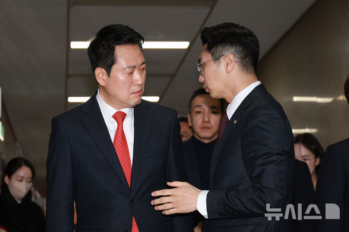 [서울=뉴시스] 고승민 기자 = 장동혁 국민의힘 대표가 12일 서울 여의도 국회에서 청와대 오찬 관련 비공개 회의를 위해 송언석 원내대표실로 향하던 중 박준태 당대표 비서실장과 대화하고 있다. 2026.02.12. kkssmm99@newsis.com