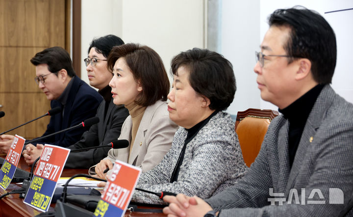 [서울=뉴시스] 김금보 기자 = 나경원 국민의힘 의원을 비롯한 법제사법위원회 위원들이 지난달 12일 오전 서울 여의도 국회에서 '여당 주도 대법관 증원·재판소원법 법사위 통과'를 규탄하는 기자간담회를 하고 있다. 2026.02.12. kgb@newsis.com