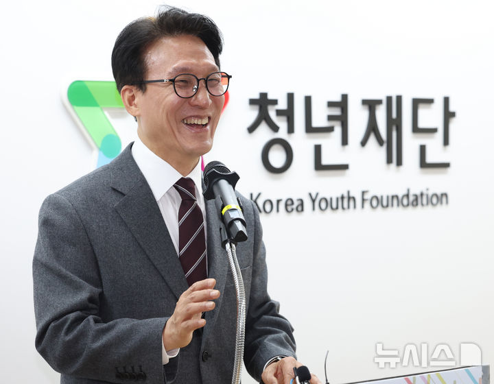 [서울=뉴시스] 조성우 기자 = 김민석 국무총리가 12일 오전 서울 종로구 청년재단에서 열린 지역 청년이동·정착지원을 위한 청년재단-은행권 업무협약식에서 축사하고 있다. 2026.02.12. xconfind@newsis.com