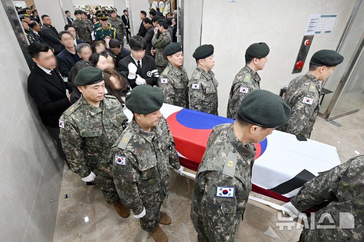 [성남=뉴시스] 사진공동취재단 = 12일 오전 경기 성남시 분당구 국군수도병원 장례식장에서 코브라 헬기 추락으로 순직한 고(故) 장희성·정상근 준위 영결식이 엄수되고 있다. 2026.02.12. photo@newsis.com