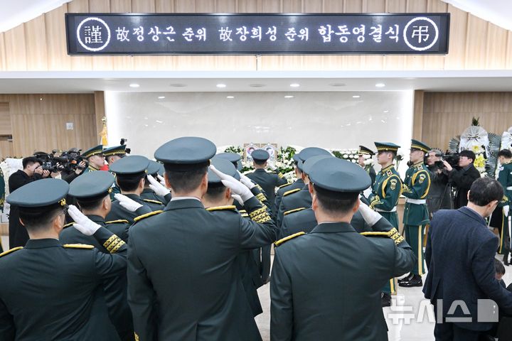 [성남=뉴시스] 사진공동취재단 = 12일 오전 경기 성남시 분당구 국군수도병원 장례식장에서 코브라 헬기 추락으로 순직한 고(故) 장희성·정상근 준위 영결식이 엄수되고 있다. 2026.02.12. photo@newsis.com