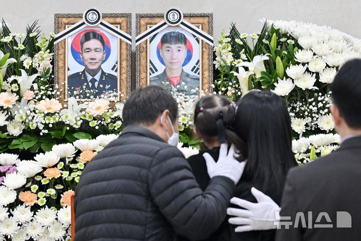 [성남=뉴시스] 사진공동취재단 = 12일 오전 경기 성남시 분당구 국군수도병원 장례식장에서 엄수된 코브라 헬기 추락으로 순직한 고(故) 장희성·정상근 준위 영결식에서 유족들이 눈물을 흘리고 있다. 2026.02.12. photo@newsis.com