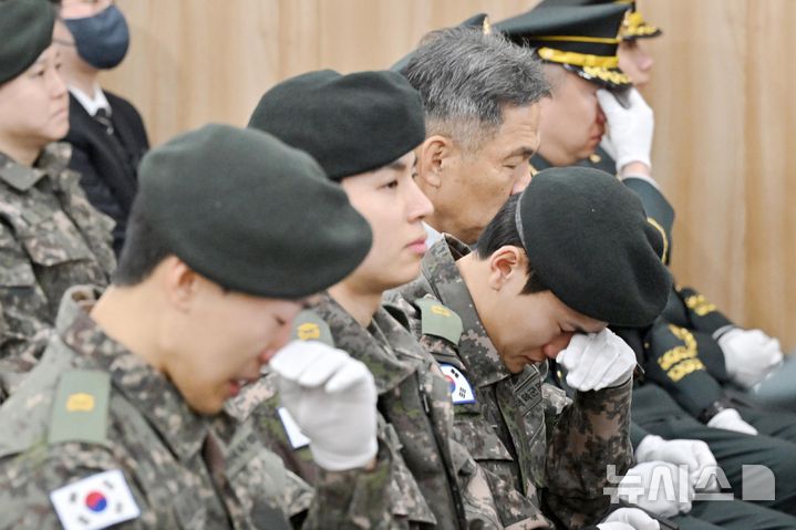 [성남=뉴시스] 사진공동취재단 = 12일 오전 경기 성남시 분당구 국군수도병원 장례식장에서 엄수된 코브라 헬기 추락으로 순직한 고(故) 장희성·정상근 준위 영결식에서 군 동료들이 눈물을 흘리고 있다. 2026.02.12. photo@newsis.com