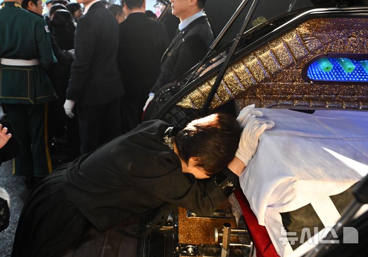 [성남=뉴시스] 사진공동취재단 = 12일 오전 경기 성남시 분당구 국군수도병원 장례식장에서 비상절차 훈련 중 순직한 헬기(AH-1S) 조종사 고(故) 장희성·정상근 준위의 영결식이 엄수된 가운데 장 준위의 유가족이 오열하고 있다. 2026.02.12. photo@newsis.com