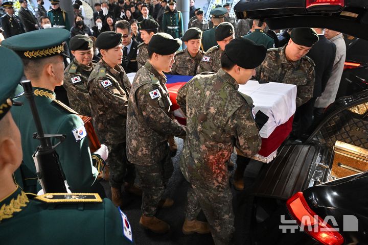 [성남=뉴시스] 사진공동취재단 = 12일 오전 경기 성남시 분당구 국군수도병원 장례식장에서 비상절차 훈련 중 순직한 헬기(AH-1S) 조종사 고(故) 장희성·정상근 준위의 영결식이 엄수된 가운데 장 준위의 관이 운구되고 있다. 2026.02.12. photo@newsis.com