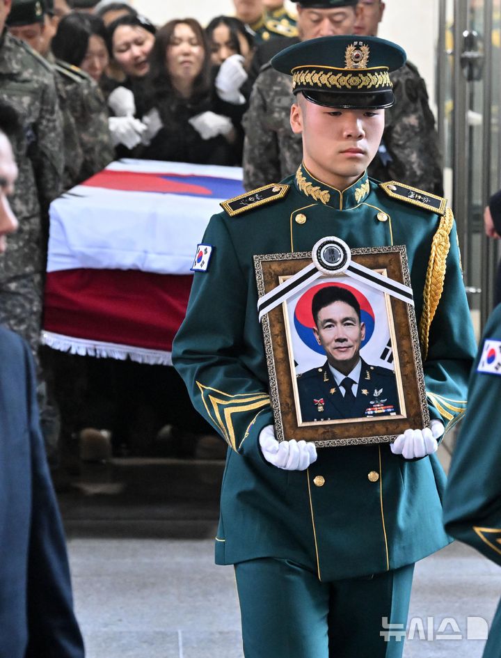 [성남=뉴시스] 사진공동취재단 = 12일 오전 경기 성남시 분당구 국군수도병원 장례식장에서 비상절차 훈련 중 순직한 헬기(AH-1S) 조종사 고(故) 장희성·정상근 준위의 영결식이 엄수된 가운데 정 준위의 관이 운구되고 있다. 2026.02.12. photo@newsis.com