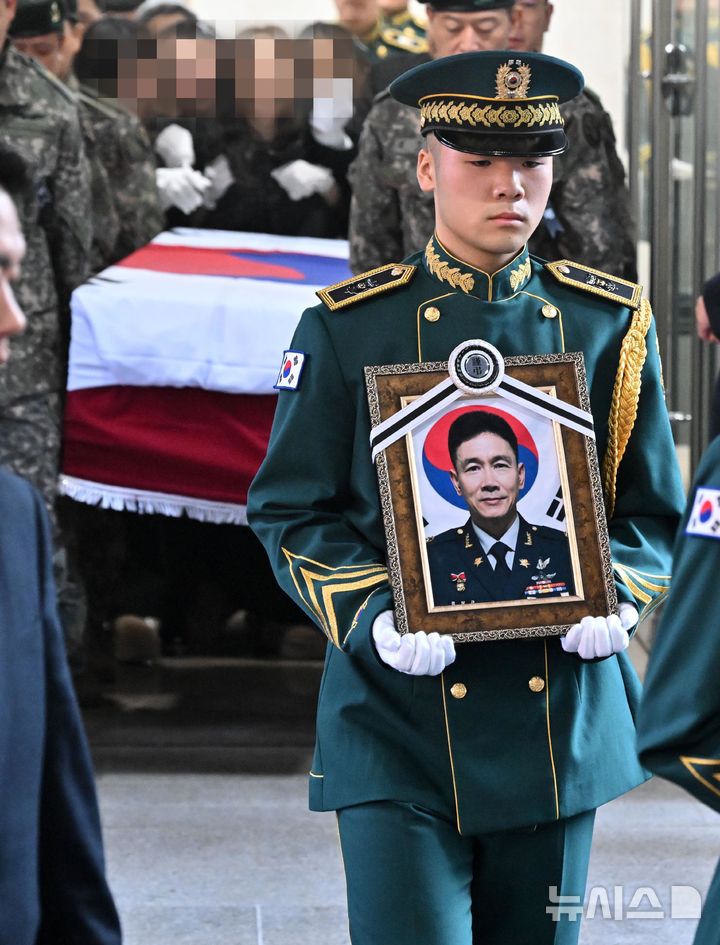 [성남=뉴시스] 사진공동취재단 = 12일 오전 경기 성남시 분당구 국군수도병원 장례식장에서 비상절차 훈련 중 순직한 헬기(AH-1S) 조종사 고(故) 장희성·정상근 준위의 영결식이 엄수된 가운데 정 준위의 관이 운구되고 있다. 2026.02.12. photo@newsis.com