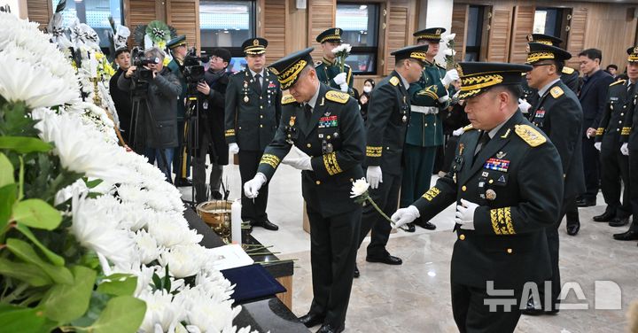 [성남=뉴시스] 사진공동취재단 = 12일 오전 경기 성남시 분당구 국군수도병원 장례식장에서 비상절차 훈련 중 순직한 헬기(AH-1S) 조종사 고(故) 장희성·정상근 준위의 영결식이 엄수된 가운데 참석자들이 헌화하고 있다. 2026.02.12. photo@newsis.com