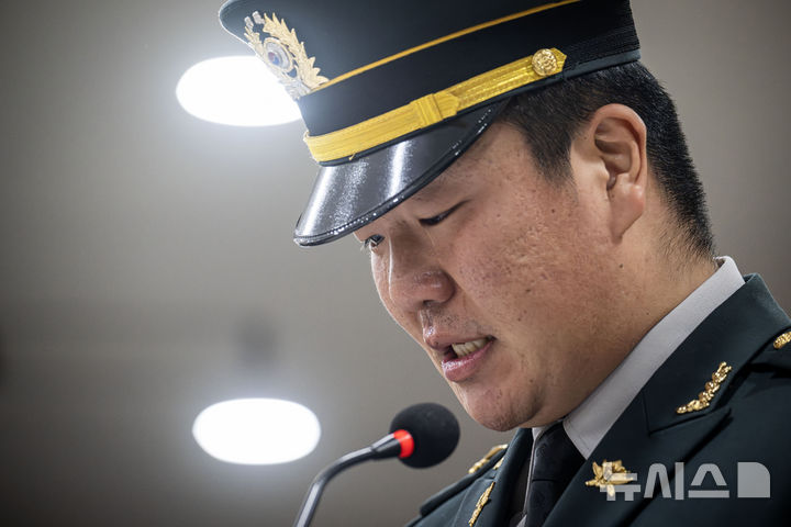 [성남=뉴시스] 사진공동취재단 = 12일 오전 경기 성남시 분당구 국군수도병원 장례식장에서 열린 비상절차 훈련 중 순직한 헬기(AH-1S) 조종사 고(故) 장희성·정상근 준위 영결식에서 동료가 추모사 중 눈물을 흘리고 있다. 2026.02.12. photo@newsis.com