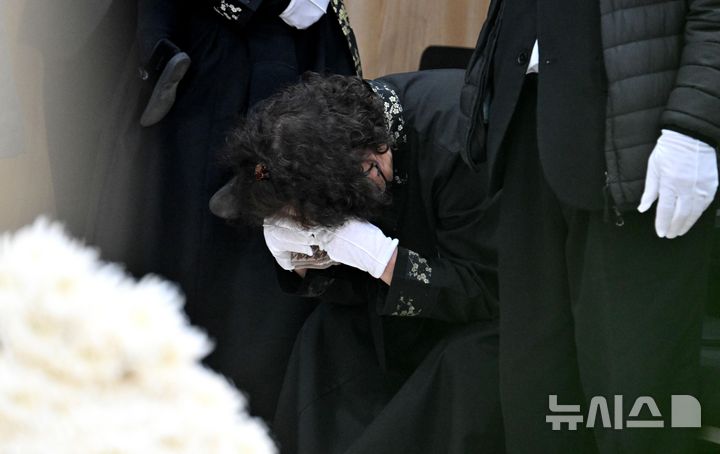 [성남=뉴시스] 사진공동취재단 = 12일 오전 경기 성남시 분당구 국군수도병원 장례식장에서 열린 비상절차 훈련 중 순직한 헬기(AH-1S) 조종사 고(故) 장희성·정상근 준위 영결식에서 유가족들이 오열하고 있다. 2026.02.12. photo@newsis.com