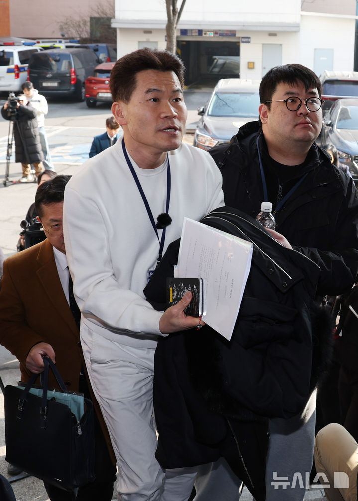 [서울=뉴시스] 김진아 기자 = 이재명 대통령과 김현지 청와대제1부속실장에 대한 허위 사실을 유포한 혐의로 고발된 한국사 강사 출신 보수 유튜버 전한길 씨가 12일 서울 동작경찰서에 피의자 신분으로 출석하고 있다. 2026.02.12. bluesoda@newsis.com