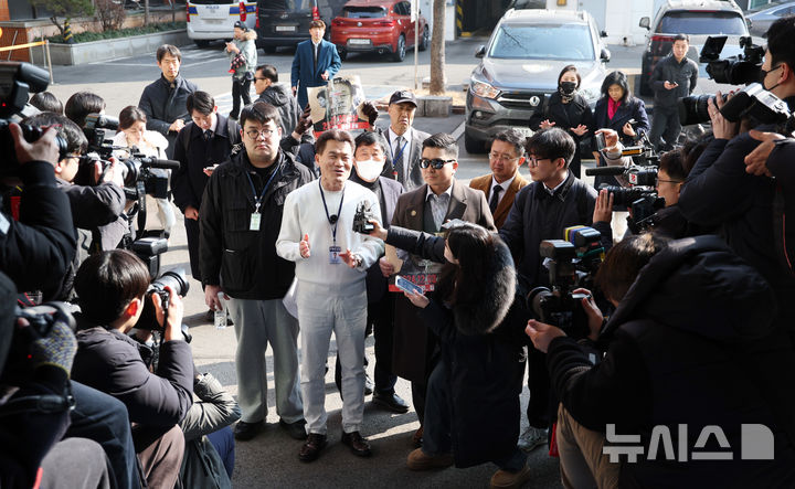 [서울=뉴시스] 김진아 기자 = 이재명 대통령과 김현지 청와대제1부속실장에 대한 허위 사실을 유포한 혐의로 고발된 한국사 강사 출신 보수 유튜버 전한길 씨가 12일 서울 동작경찰서에 피의자 신분으로 출석하고 있다. 2026.02.12. bluesoda@newsis.com