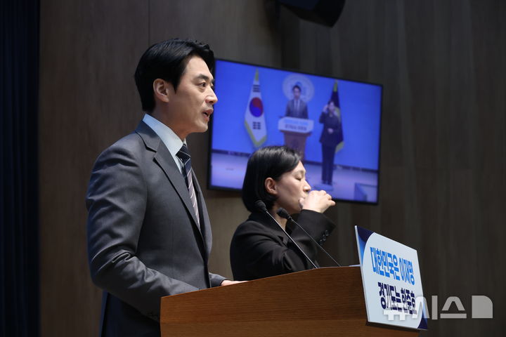 [서울=뉴시스] 조성봉 기자 = 한준호 더불어민주당 의원이 12일 오전 서울 여의도 국회 소통관에서 경기도지사 출마선언을 하고 있다. 2026.02.12. suncho21@newsis.com