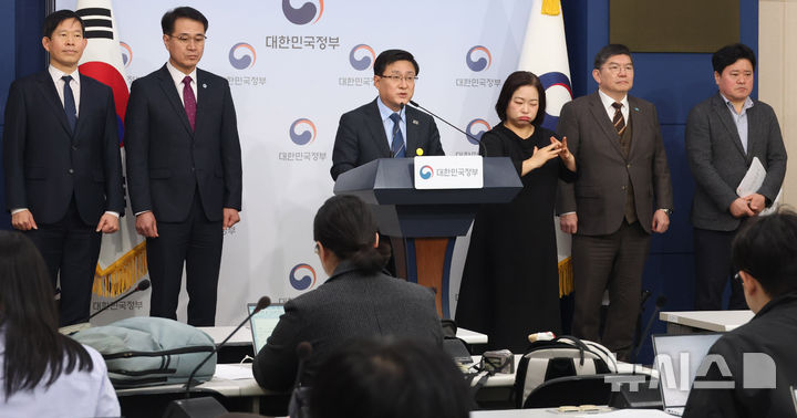 [서울=뉴시스] 추상철 기자 = 김성환 기후에너지환경부 장관이 12일 오전 서울 종로구 정부서울청사에서 '공공소각시설 확충사업 신속 적용' 관련 브리핑을 하고 있다. 2026.02.12. scchoo@newsis.com