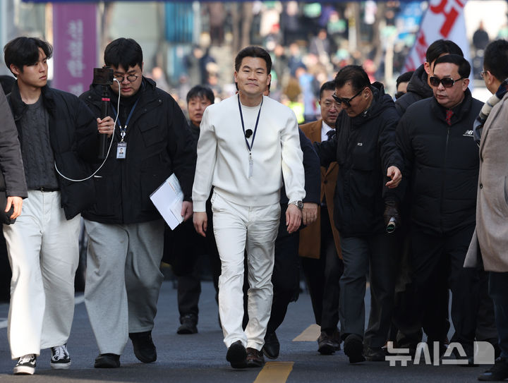 [서울=뉴시스] 김진아 기자 = 이재명 대통령과 김현지 청와대제1부속실장에 대한 허위 사실을 유포한 혐의로 고발된 한국사 강사 출신 보수 유튜버 전한길 씨가 12일 서울 동작경찰서에 피의자 신분으로 출석하고 있다. 2026.02.12. bluesoda@newsis.com