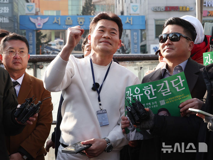 [서울=뉴시스] 김진아 기자 = 이재명 대통령과 김현지 청와대제1부속실장에 대한 허위 사실을 유포한 혐의로 고발된 한국사 강사 출신 보수 유튜버 전한길 씨가 12일 서울 동작경찰서에 피의자 신분으로 출석하기 앞서 기자회견을 하고 있다. 2026.02.12. bluesoda@newsis.com