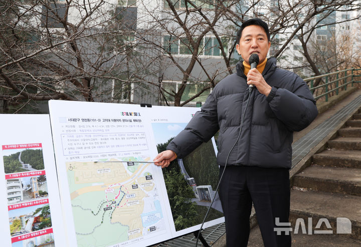 [서울=뉴시스] 황준선 기자 = 오세훈 서울시장이 12일 고지대 이동약자 편의시설 설치 대상지인 서울 서대문구 독립문삼호아파트에서 고지대 이동약자 편의시설 설치 대상지 10개소를 발표하고 있다. 2026.02.12. hwang@newsis.com