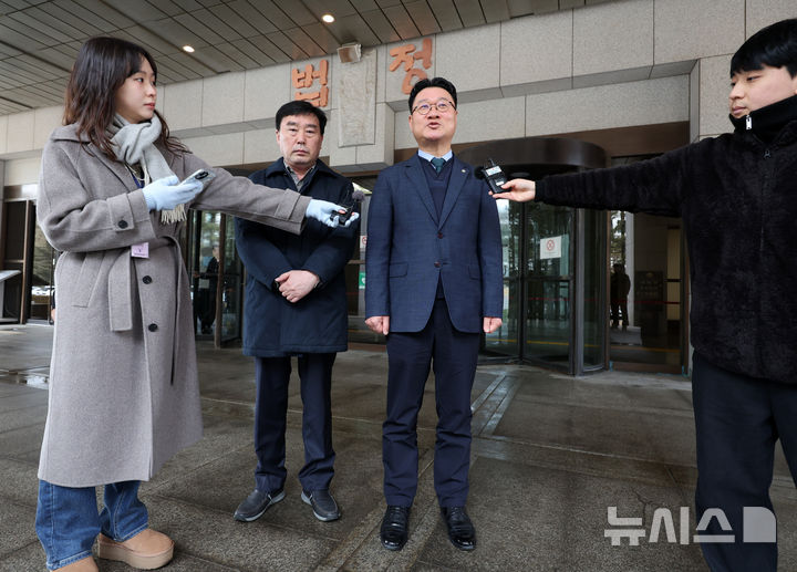 [서울=뉴시스] 이영환 기자 = 김정호(오른쪽) 변호사와 박강배 5.18기념재단 상임이사가 12일 오전 서울 서초구 대법원에서 열린 '전두환 회고록' 손해배상 소송 선고를 마친 후 취재진의 질의에 답하고 있다. 대법원은 이날 5·18 기념재단 등 4개 단체와 고(故) 조비오 신부의 조카 조영대 신부가 고 전두환씨와 출판자인 장남 전재국씨를 상대로 제기한 손해배상 청구 소송에서 원고 일부승소한 원심 판결을 확정했다.2026.02.12. 20hwan@newsis.com