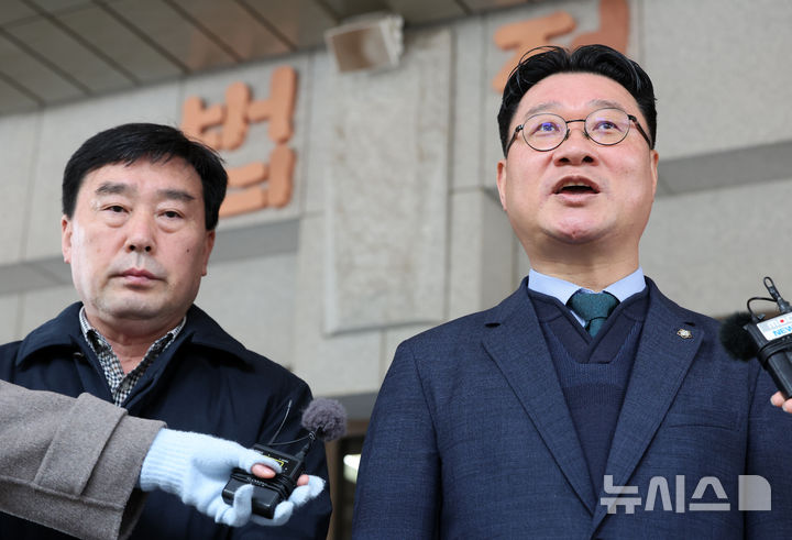 [서울=뉴시스] 이영환 기자 = 김정호(오른쪽) 변호사와 박강배 5.18기념재단 상임이사가 12일 오전 서울 서초구 대법원에서 열린 '전두환 회고록' 손해배상 소송 선고를 마친 후 취재진의 질의에 답하고 있다. 대법원은 이날 5·18 기념재단 등 4개 단체와 고(故) 조비오 신부의 조카 조영대 신부가 고 전두환씨와 출판자인 장남 전재국씨를 상대로 제기한 손해배상 청구 소송에서 원고 일부승소한 원심 판결을 확정했다.2026.02.12. 20hwan@newsis.com