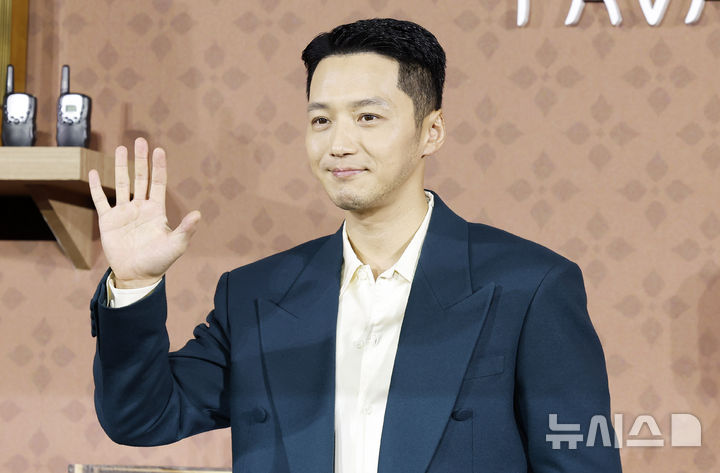 [서울=뉴시스] 김혜진 기자 = 배우 변요한이 12일 오전 서울 강남구 메가박스 코엑스에서 열린 넷플릭스 영화 '파반느'(이종필 감독) 제작보고회에서 포즈를 취하고 있다. '파반느'는 마음의 문을 닫고 살아가던 세 사람이 서로에게 빛이 되어주며 삶과 사랑을 마주하게 되는 영화다. 오는 20일 공개. 2026.02.12. jini@newsis.com