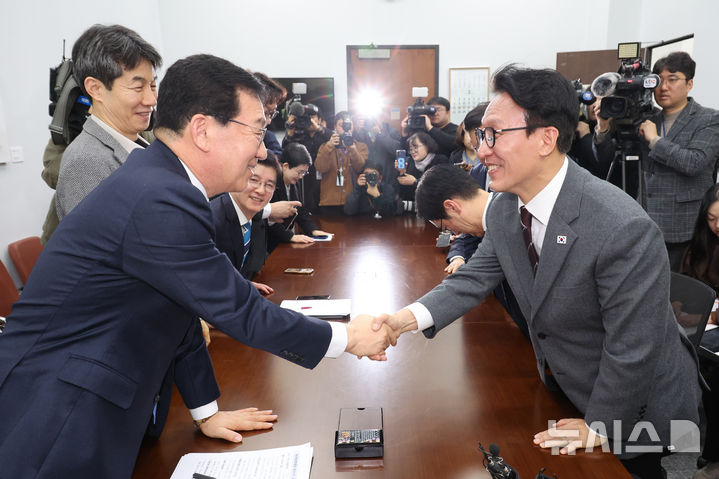 [서울=뉴시스] 김금보 기자 = 김민석 국무총리와 신정훈 행정안전위원회 위원장이 12일 오전 서울 여의도 국회에서 행정통합 관련 면담을 마치고 악수를 하고 있다. 2026.02.12. kgb@newsis.com