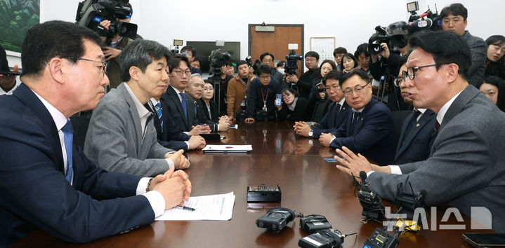 [서울=뉴시스] 김금보 기자 = 김민석 국무총리가 12일 오전 서울 여의도 국회에서 신정훈 행정안전위원회 위원장을 비롯한 더불어민주당 위원들과 행정통합 관련 면담을 하고 있다. 2026.02.12. kgb@newsis.com