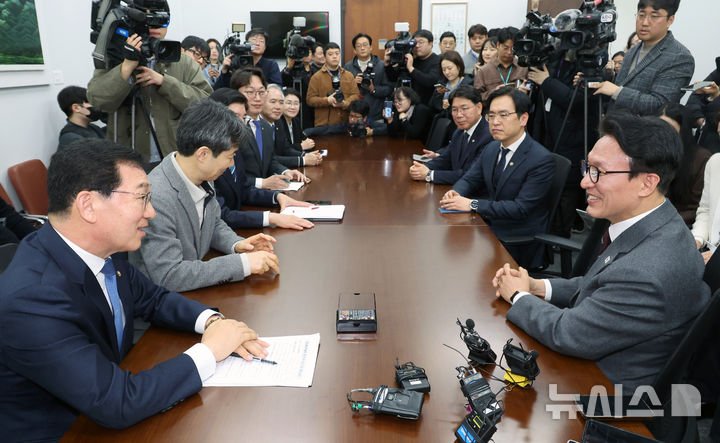 [서울=뉴시스] 김금보 기자 = 김민석 국무총리가 12일 오전 서울 여의도 국회에서 신정훈 행정안전위원회 위원장을 비롯한 더불어민주당 위원들과 행정통합 관련 면담을 하고 있다. 2026.02.12. kgb@newsis.com