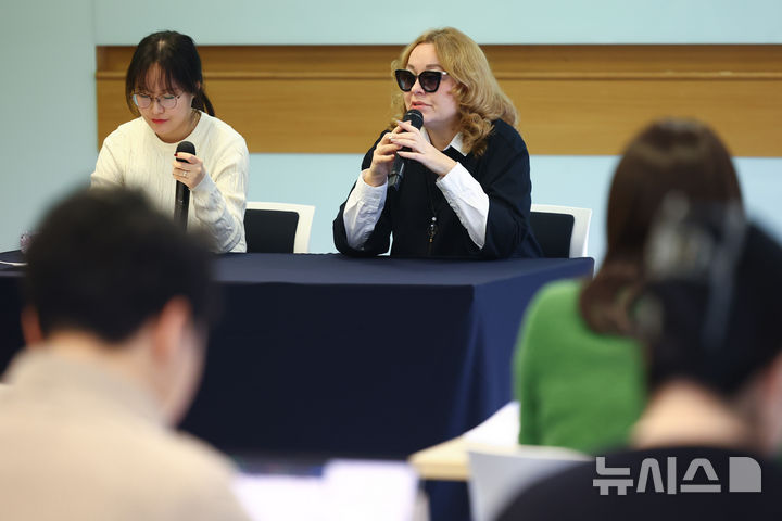 [서울=뉴시스] 황준선 기자 = 뮤지컬 '안나 카레니나'의 연출을 맡은 알리나 체비크가 12일 오전 서울 종로구 서머셋팰리스 서울에서 라운드 인터뷰를 하고 있다. 2026.02.12. hwang@newsis.com