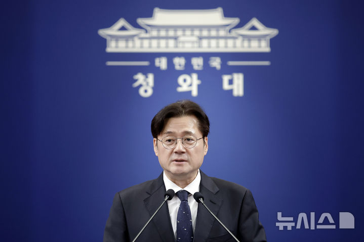 [서울=뉴시스] 최동준 기자 = 홍익표 정무수석이 12일 청와대에서 장동혁 국민의힘 대표 불참으로 여야 대표 오찬 회동 취소 관련 브리핑을 하고 있다. 2026.02.12. photocdj@newsis.com