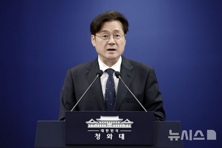 [서울=뉴시스] 최동준 기자 = 홍익표 정무수석이 12일 청와대에서 장동혁 국민의힘 대표 불참으로 여야 대표 오찬 회동 취소 관련 브리핑을 하고 있다. 2026.02.12. photocdj@newsis.com