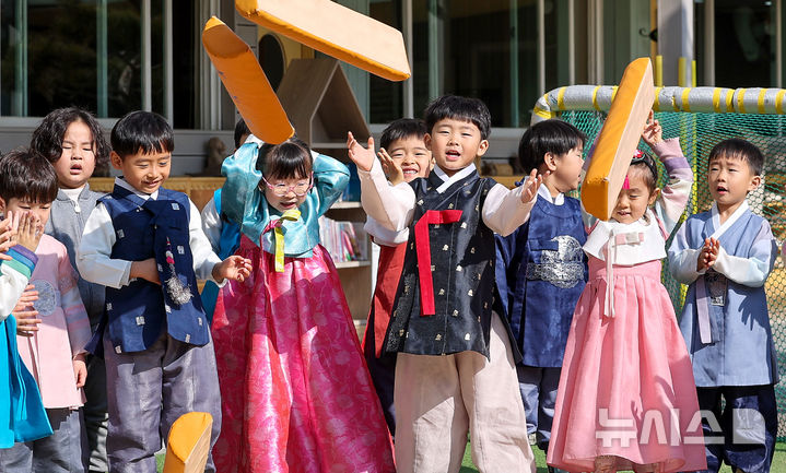 [대구=뉴시스] 이무열 기자 = 설 연휴를 앞둔 12일 대구 북구 대원유치원에서 열린 설 명절 전통놀이 체험행사에서 원생들이 윷놀이를 하고 있다. 2026.02.12. lmy@newsis.com