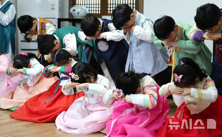 [대구=뉴시스] 이무열 기자 = 설 연휴를 앞둔 12일 대구 북구 대원유치원에서 열린 설 명절 전통놀이 체험행사에서 원생들이 세배 예절을 배우고 있다. 2026.02.12. lmy@newsis.com