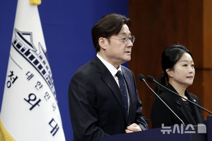 [서울=뉴시스] 최동준 기자 = 홍익표 정무수석이 12일 청와대에서 장동혁 국민의힘 대표 불참으로 여야 대표 오찬 회동 취소 관련 브리핑을 하고 있다. 2026.02.12. photocdj@newsis.com