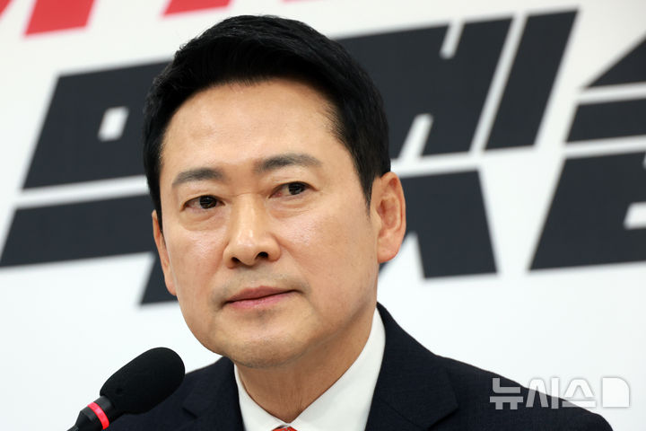 [서울=뉴시스] 고승민 기자 = 장동혁 국민의힘 대표가 지난 12일 서울 여의도 국회에서 기자회견을 열고 청와대 오찬 불참 의사를 밝히던 중 생각에 잠겨 있다. 2026.02.12. kkssmm99@newsis.com