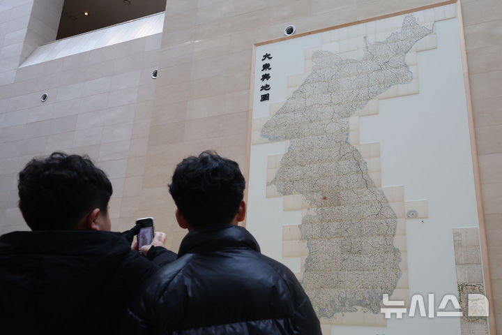 [서울=뉴시스] 권창회 기자 = 12일 오전 서울 용산구 국립중앙박물관에서 열린 '역사의 길 대동여지도를 펼치다' 개막행사에서 어린이 관람객들이 대동여지도 영인본을 살펴보고 있다. 2026.02.12. kch0523@newsis.com